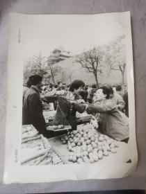 摄影文献    1993年第七届尼康奖摄影比赛获奖作品  王大妈买菜   下边裂口