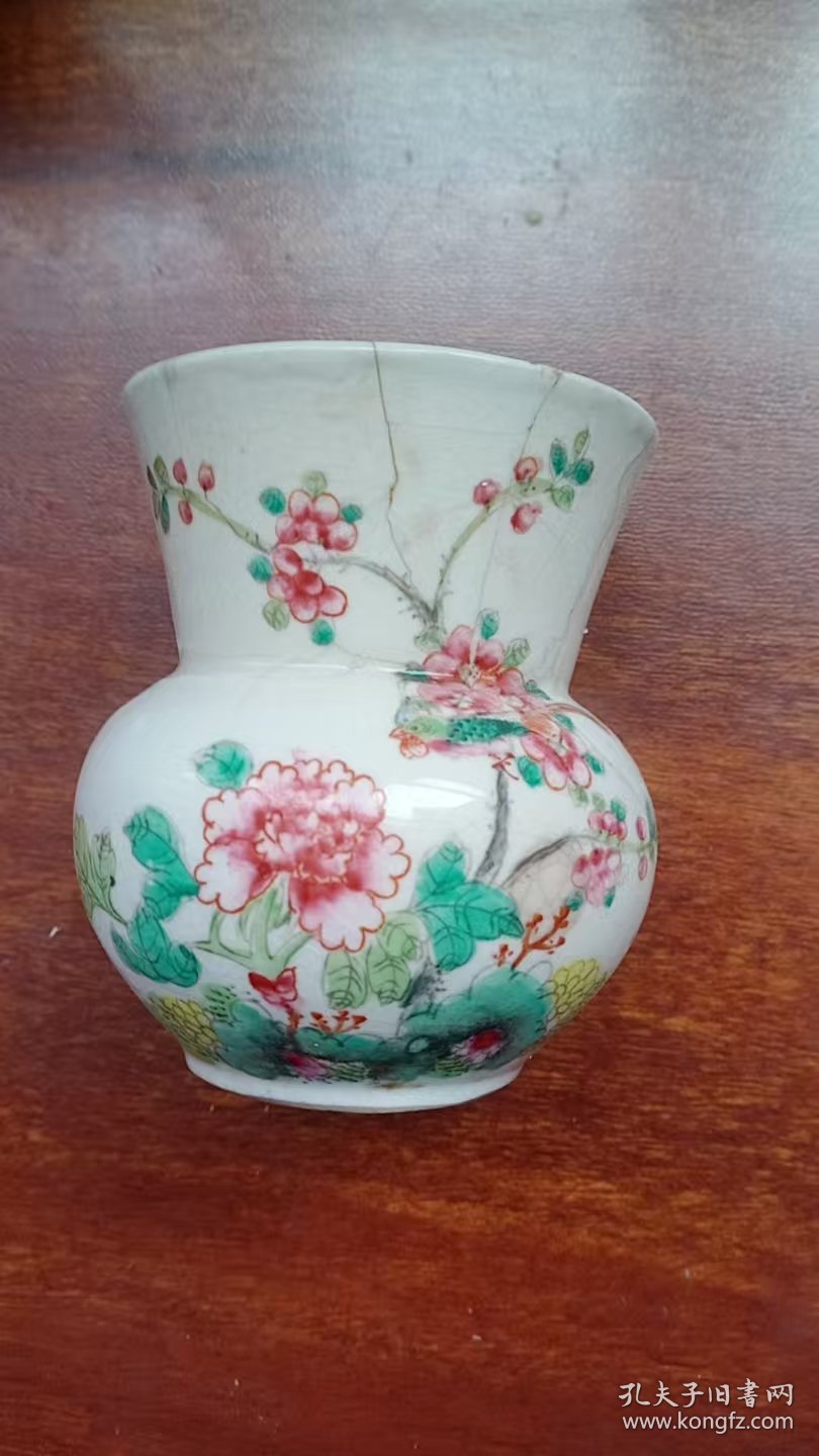 民国洪宪粉彩渣斗标本，品相尺寸如图自定吧。