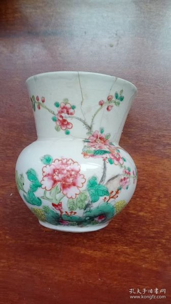 民国洪宪粉彩渣斗标本，品相尺寸如图自定吧。