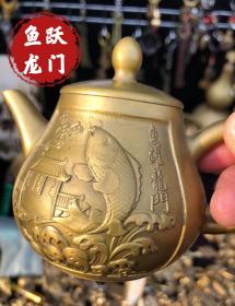 古玩铜器收藏乡下回流老酒壶鱼壶鲤鱼跳龙门酒壶高浮雕跃龙门茶壶包浆润泽家居茶道摆件，宽约10.5高约8.5重约400克。标价就是卖价，美品如图。                                                          
  小店真诚交友。亲们看到喜欢的收藏下，需其它古玩摆件老货进店查看，不定时更新，欢迎亲们捡漏，诚信经营…