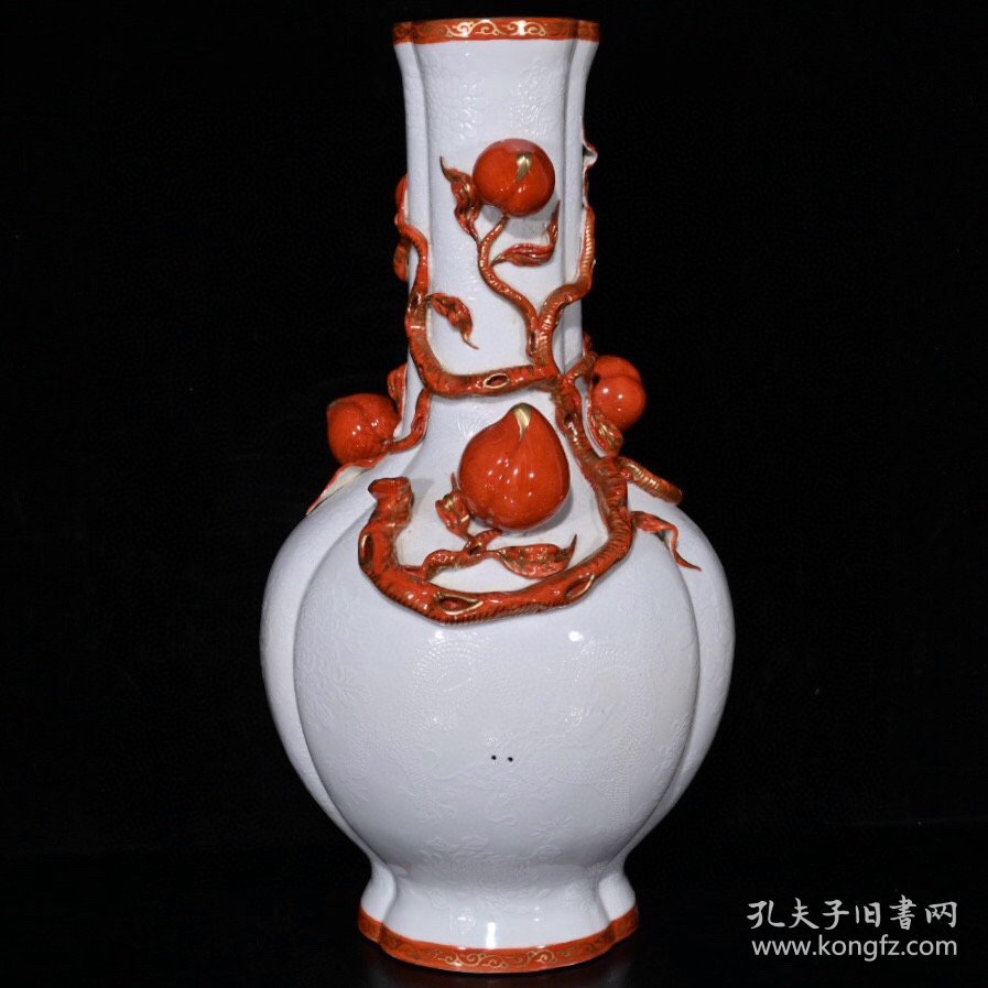 大清乾隆白瓷暗刻龙纹矾红描金雕刻五桃回流瓶h（38×19cm）