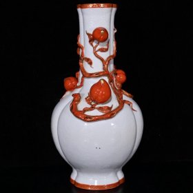 大清乾隆白瓷暗刻龙纹矾红描金雕刻五桃回流瓶h（38×19cm）