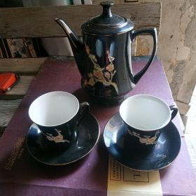 徐州铜山窑瓷茶具一套，一壶两杯，精美无瑕疵，可使用，可收藏。八十年代的产品，也不多见了。