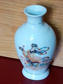 80年代麻姑献寿酒瓶半斤装(长8.5cm宽8cm高15.5cm)