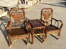 民国时期老竹椅一套，包浆圆润，雅致，结实牢固！尺寸：椅子：高93 56×55 桌高60 63×35