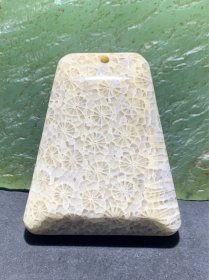 精美高玉化满柠檬片形花珊瑚玉吊坠一个！