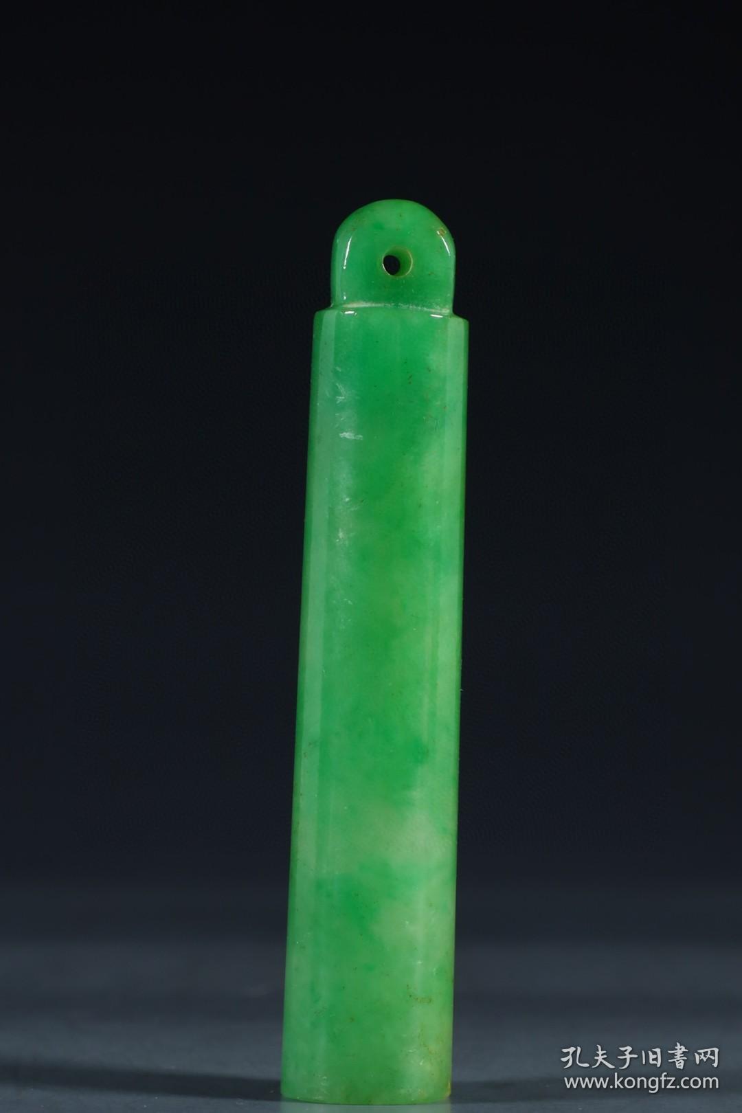 清代，翡翠素面翎管规格：长7.4cm直径1.4cm重23g此件翎管，翡翠为材，切磨规整，质地莹润，青翠欲滴。翎管圆柱体，一端中空，顶端一孔，孔型规整。翎管用料上乘，做工精细，且保存完好，值得藏家珍爱收藏。