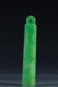 清代，翡翠素面翎管规格：长7.4cm直径1.4cm重23g此件翎管，翡翠为材，切磨规整，质地莹润，青翠欲滴。翎管圆柱体，一端中空，顶端一孔，孔型规整。翎管用料上乘，做工精细，且保存完好，值得藏家珍爱收藏。