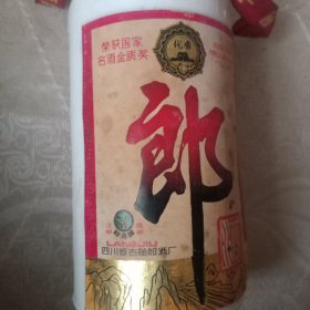 八十年代塑盖郎酒瓶。半斤装