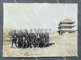 【忻州旧影】1938年4月 山西省忻县古城北城门“拱辰门”城楼旁城墙上日军华北方面军第二野战炮兵厂士兵等12人合影照一张（可见士兵身后不远处的古城西门“新兴门”城楼及地势较高的西城墙。忻县古城始建于汉代，唐贞观间再次修筑，后历代沿用，明洪武三年重修城垣，嘉靖十六年增筑，万历二十四年始以砖石砌城墙，竣工后东门迎晖更名永丰，南门康阜更名景贤，西门留映更名新兴，北门镇远更名拱辰。）