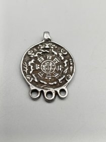 藏传九宫八卦牌 天铁材质 正面精美雕刻 背面带咒点 三环设计可做挂饰 尺寸：高33.5mm 直径23.8mm 做工精致 正面图案清晰完整 背面三个咒点保存完好 适合做手机挂饰、包挂或与其他藏饰搭配