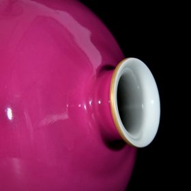清雍正单色釉胭脂红梅瓶；30x18厘米