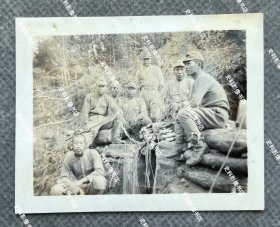 1943年左右 浙江富阳、金华一带作战的日军若松联队士兵在阵地上合影照一枚（其中一名日军手拿缴获来的中国民间传统武器大砍刀）