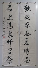韦保建：韦保建：中国生产力学会常务理事、中国楹联学会会员、中国书画家联谊会理事、广西政协书画研究院常务副院长兼秘书长、重庆缙云书画院名誉院长、广西书法家协会理事2015年 书法对联一对 画心尺寸：138*35厘米*2