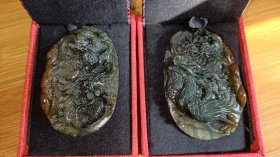 岫玉河磨玉牌子一对，雕刻龙凤呈祥纹，大尺寸，河磨玉带原皮，这种料子价格与日俱增，值得购入佩戴及收藏。