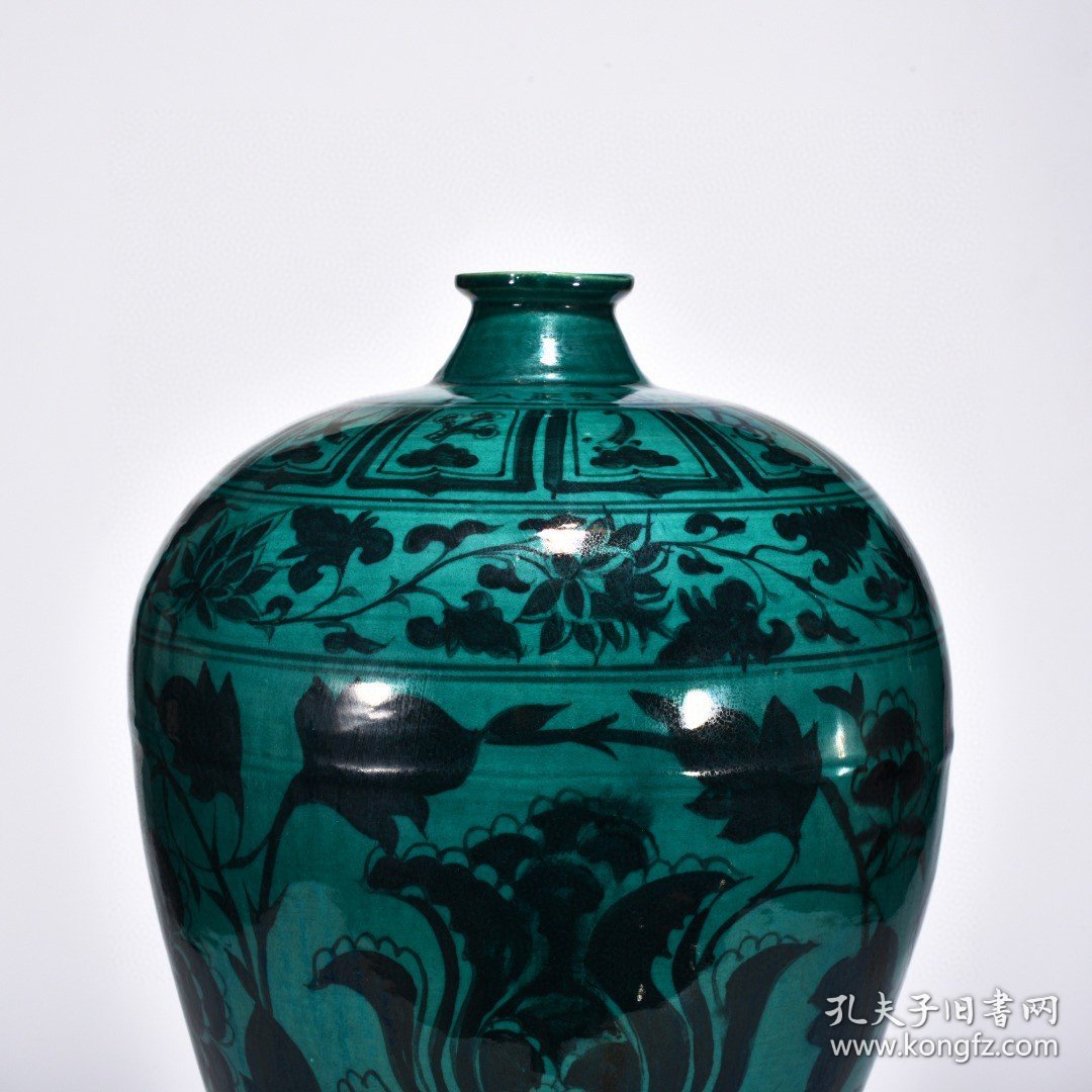 瓷器 元至正八年孔雀绿釉牡丹花卉纹梅瓶 高43厘米 宽20厘米