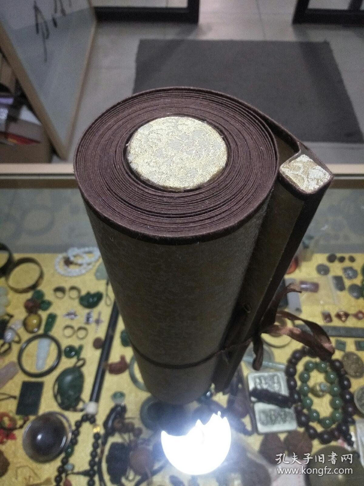 原上海文联主席夏征农、书画篆刻大家钱君匋、著名画家邵洛羊、三毛之父张乐平、动画之父 万籁鸣、著名书画家邱受成、著名油画家朱膺、一级美术师张隆基、著名画家孟雨秋、著名画家翁逸之、原中国美协理事蔡振华、著名版画家吕蒙、杜建国等 五十余位名家 毛笔签名长卷，品佳、31.5X520cm、手工托芯 裱装长卷、名家毛笔签名荟萃、许多已成绝笔、值得收藏！