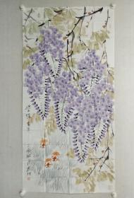 保真书画，浙派著名画家，徐君陶先生四尺整纸国画《紫藤游鱼图》一幅137×69cm。徐君陶先生是杭州西湖书画院院长、研究馆员、中国美术家协会会员、国家一级美术师、浙江省丽水地区群众艺术馆副研究馆员、副馆长。中国美术家协会浙江分会常务理事