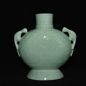 清乾隆年制单色釉雕刻龙纹鹦鹉瓶，高25.5×25厘米