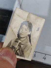 50-60年代粗辫子美女泛银照片(东川汤丹张金兰相册)100026
