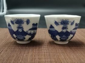 清末 青花博古纹八方压手杯一对 全品