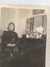 50-60年代富态中年妇女室内照片照片1.桌上有钟表等琳琅满目的各种东西(长沙市第十七中学初179班学生相册)