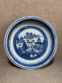 清乾隆 青花楼阁山水茶盘 直径 24.5 高 3.5cm。 釉水肥厚，鸭蛋青，盘沿一半有剥釉。 其余完好。