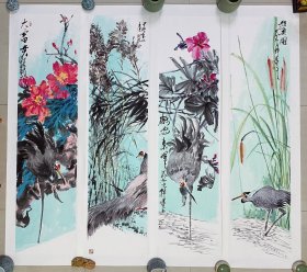 清华美院秦少甫助教，山东省美协赵建龙老师，花鸟画，老师的国展作品风格，大写意画法，山东省美协会员赵建龙老师真人真迹纯手绘作品，本人承诺假一赔万，终身保真，支持第三方鉴定，带老师合影。老师的花鸟刻画非常漂亮，画的很灵动，惟妙惟肖，大写意看整个构图，三分画七分裱，装框后非常棒！尺寸：1.38米×35公分，四尺对开的四条屏，家里客厅，沙发背景墙，书房，茶室，玄关，中堂都可悬挂。