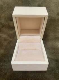 【海外回流  vintage中古】回流中古首饰盒  小年份  很实用  细节可见   仔细看好图片，尺寸如图，有瑕疵，介意勿拍，谨慎下单！出售不退！偏远地区邮费联系客服另算！