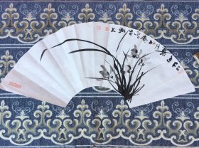【卖家保真】名家扇面：国家一级书画师如庵老师亲绘扇面《水墨兰花》由如庵老师精心创作的扇面书画，绘就水墨兰花 其深厚的绘画功底尽显 笔法灵动 墨韵生动 兰花构图精巧 画面雅致 传统韵味十足 无论是赏玩还是装饰 都能为您增添文化气息 是书画爱好者不容错过的精品