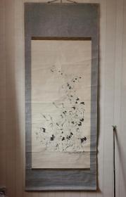 日本老画挂轴群鹤图。纸本纸裱，画芯136×63，轴头缺失。尺幅款大，纸色和装裱比较老，完整度较好。