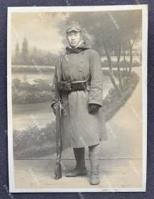 1940年1月 华中地区照相馆布景拍摄 日军步兵第54联队士兵肖像照 原版老照片一枚（日军第17师团步兵第54联队，再编成于1938年4月，代号“月第7385部队”。1938年8月部队在上海附近上陆，负责苏州及周边的警备，后作为第17步兵团长铃木春松指挥的铃木支队的主力部队参加武汉会战，之后参加湟里镇作战、青阳贵池作战、钱塘江南岸作战等战役，1940年2月，警备地区由苏州附近变更至无锡附近。）