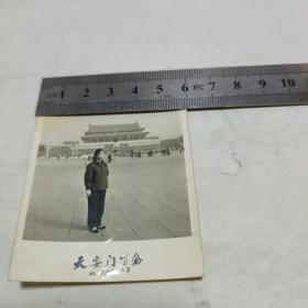 老照片女青年（1976年北京天安门留念）