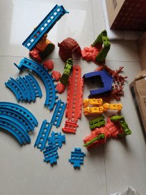 托马斯玩具轨道，美泰，一大箱子，有轻微使用痕迹，仅供收藏，品相看图。偏远地区不邮