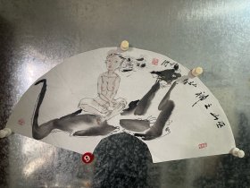 陈祖煌(1942.8—)别名山鹿，浙江昌化人。擅长版画、漆画、木雕。1963年后从事舞台美术及文化馆美术工作。1981年进修于中央美术学院版画系。曾任宜春地区文联美协秘书长，江西新余市抱石画院院长。江西省美协副主席。版画《春潮》获第六届全国美展铜奖，并为中国美术馆收藏，作品保真