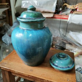 清代或民国石湾蓝釉盖罐，两个盖子，口沿一点小瑕疵，釉水漂亮