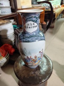 889.八十年代广东大埔高陂印花/八仙人物花瓶（定烧）。