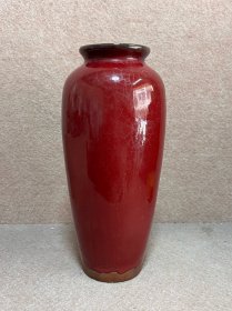 567 禹县国营厂钧瓷梅瓶 高 24cm。 此时期厂瓷造型、胎足讲究，烧成还原气氛偏重，釉色大多深沉，典雅，高贵丰富，油润耐看。涂芝麻酱护胎釉。 盘口，丰肩，瓶体饱满，线条挺拔流畅，釉肥润，宝石红釉色。 品相完好。