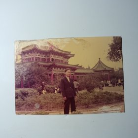 老照片-八十年代女子在湖南烈士公园纪念亭前留影（身后纪念亭和游客清晰可见）