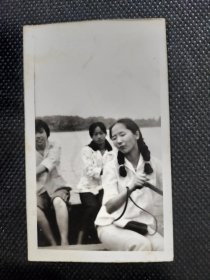 1970年代《老照片》小船上的青春少女
