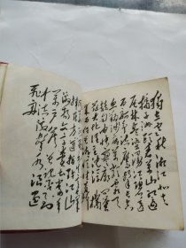 毛主席诗词。这是一本诗词中的掌中宝，非常非常稀少罕见，3张彩图片，90几张黑白图片，手书和图片占全书内容的三分之二多，手书气势磅礴，非常非常有视觉冲击力，所见即所得，可遇不可求，价低交朋友，值得拥有！