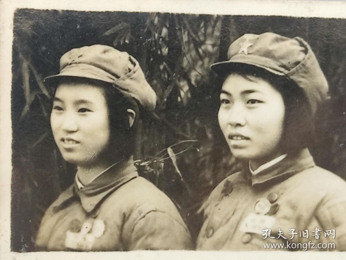 中国人民解放军俩美女着50式军装佩戴解放西南胜利纪念章等勋章合影照片(杨庆云相册)