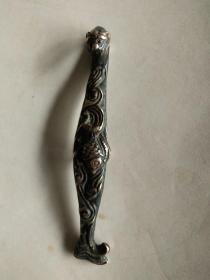 一件清代的全铜制玉带钩。是当时官服上挂玉带用的挂钩。全品保老。