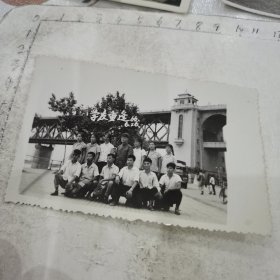 学友重逢：66.6.26/青年男女长江大桥合影（一军人）