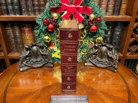 圣诞故事 Christmas Stories 狄更斯Dickens，一系列以圣诞节为背景的小说和故事，作品以其独特的叙事风格和对人性的深刻洞察而著称，这些故事不仅让人们在圣诞节期间感受到了温馨和快乐，还传递了许多关于生活、爱情和人际关系的宝贵真理。