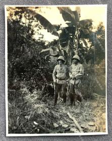 抗战时期 粤桂地区广州、南宁、钦州一带香蕉树下的日军须藤部队军曹与战友 原版老照片一枚