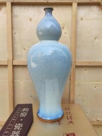 张自军……“炉钧张”，男，汉族，禹州市神垕镇人。1953年生于陶瓷世家。大专学历，高级工艺师，中国传统工艺大师，河南省工艺美术大师，中国工艺美术学会会员，中国民间文艺家协会会员，河南省陶协专家委员会委员，河南省委宣传部、河南省文联命名的首批民间文化杰出传承人，禹州市钧瓷行业协会理事，禹州市钧瓷艺术研究会副会长，河南经贸职业学院客座教授