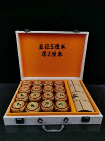 檀木象棋一套，带棋布， 做工精致一流，纹理清晰漂亮，收藏 送礼 使用俱佳……