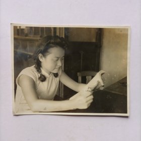 民国时期拍摄《无袖旗袍读书美女》原版强反银黑白照片一张