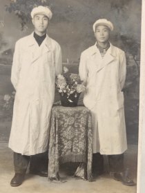 1956年两白衣战士合影照片“赠给，我亲爱的士刚同志，希望您在伟大的社会主义建设事业中，贡献美丽的青春，您的老朋友，段珍?”